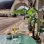 ビー ホテル 3*